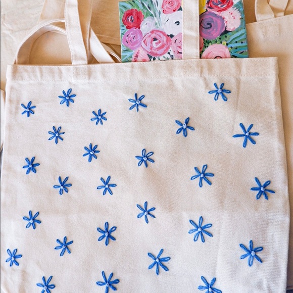 Hand Embroidered floral tote bag, minimalistic reusable tote bag with pocket - Picture 1 of 4